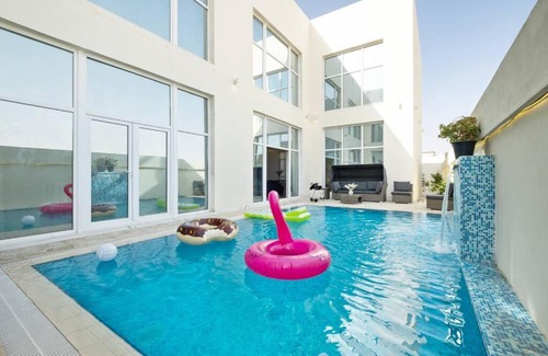 Madinat ash Shamal House | 4-Bedroom Chalet with Pool & Cinema