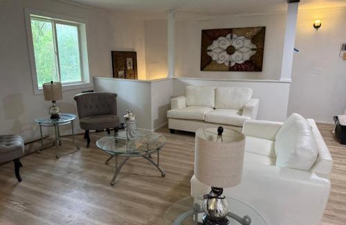 Amboy House | 4-Bedroom Chateau in Southern Washington- Luxurious Retreat with Pond & Creek