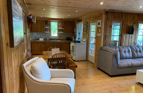 Severn Cottage | 4 Bedroom Cottage on beautiful stretch of the Severn River west of sparrow lake.