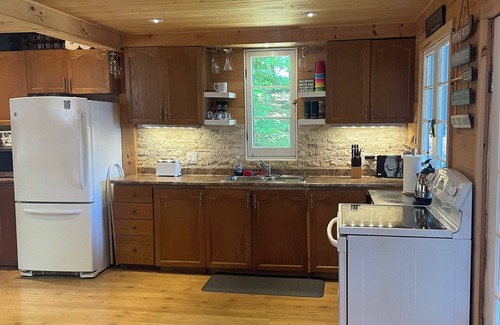 Severn Cottage | 4 Bedroom Cottage on beautiful stretch of the Severn River west of sparrow lake.