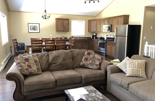 Tobermory House | 4 Bedroom Cottage- 129 Big Tub Rd