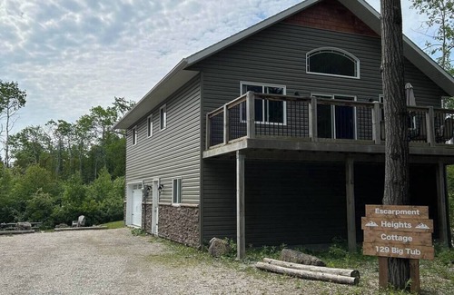 Tobermory House | 4 Bedroom Cottage- 129 Big Tub Rd