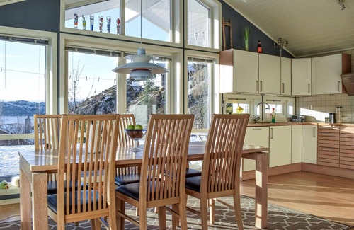 Fitjar House | 4 bedroom cozy home in Fitjar