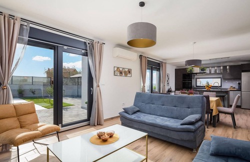 Pakostane House | 4 bedroom cozy home in Vrana