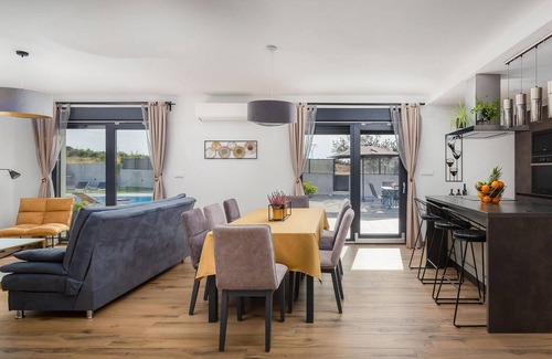 Pakostane House | 4 bedroom cozy home in Vrana