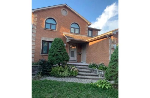 Barrie House | 4 bedroom cozy home with leaving space and Barrie Lakeshore