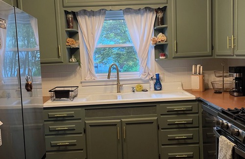 Dauberville House | 4-bedroom cozy house in Laureldale with WiFi, AC and off-street parking.