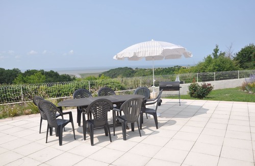 Chenac-Saint-Seurin-d'Uzet House | 4 Bedroom detached chalet with private swimming pool and outstanding view