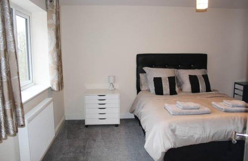 Wrexham House | 4 Bedroom Detached Holiday home with Hot Tub