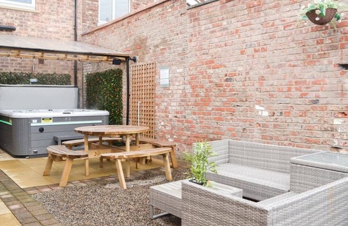 Heworth Apartment | 4 Bedroom Duplex Apartment over 2 floors sleeps 8,