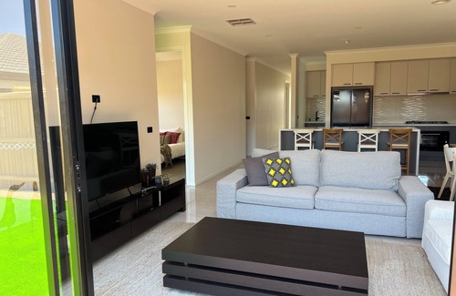 Tarneit House | 4-bedroom Family home/WFH vacation living in Tarneit, West Melbourne