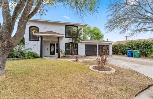 West San Antonio House | 4 Bedroom Family Oasis - 5 Mins to SeaWorld - River Walk - Sleeps 12 - 2 King Suites