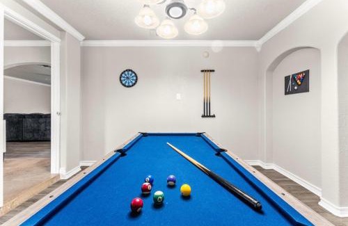 West San Antonio House | 4 Bedroom Family Oasis - 5 Mins to SeaWorld - River Walk - Sleeps 12 - 2 King Suites