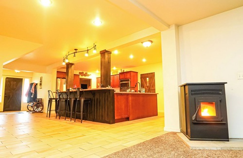 Smith River Other | 4-bedroom farmhouse in beautiful Smith River with heated in-door pool