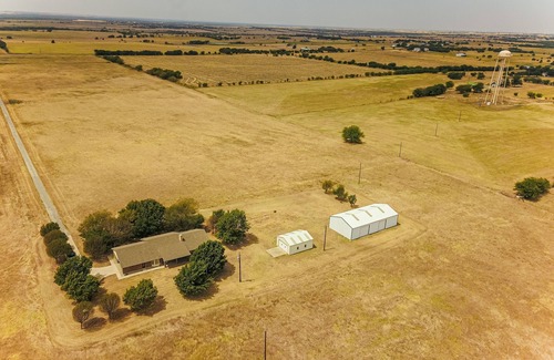 Sanger House | 4 Bedroom Farmhouse XXII & Event Venue 117 Acres