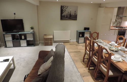 Rushmoor District House | 4 Bedroom Farnborough Airport Accommodation