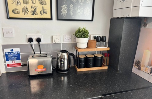 Warwick Apartment | 4 Bedroom Flat - Sleeps 5 - Free Parking & Wifi - Warwickshire