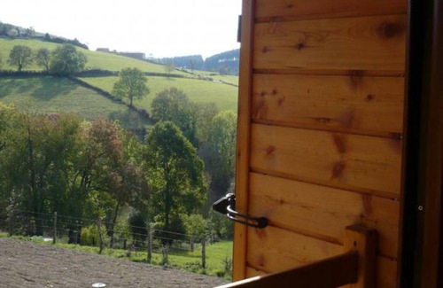 Saint-Cyr-de-Valorges Cottage | 4-bedroom cottage with garden, pets allowed, terrace and parking