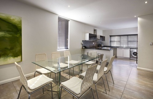 Greater Johannesburg Metropolitan Area Apartment | 4 Bedroom fully serviced standard Villa with king and twin beds in Sandton CBD