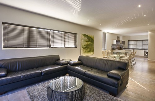 Greater Johannesburg Metropolitan Area Apartment | 4 Bedroom fully serviced standard Villa with king and twin beds in Sandton CBD