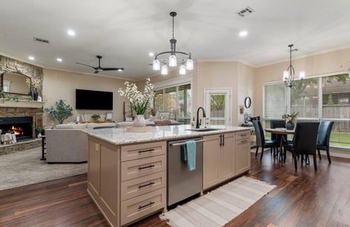 Bixby House | 4-Bedroom, Game Room, BBQ Grill, and Pool