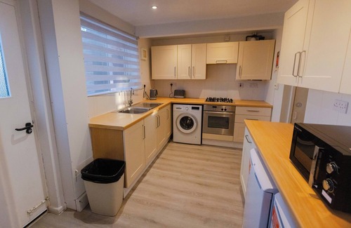 Winchester House | 4 Bedroom Gateway: Winchester - Town Centre 4 mins.