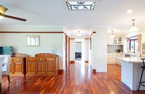 Adelaide House | 4-Bedroom Getaway with Panoramic Views and Close to Barossa Valley Attractions