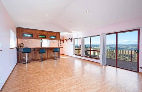 Adelaide House | 4-Bedroom Getaway with Panoramic Views and Close to Barossa Valley Attractions