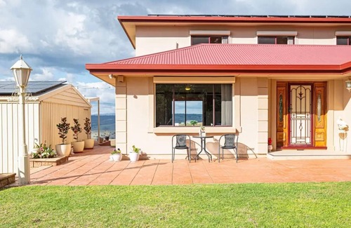 Adelaide House | 4-Bedroom Getaway with Panoramic Views and Close to Barossa Valley Attractions