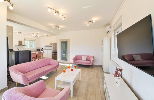 Neoric House | 4 bedroom gorgeous home in Gornji Muc