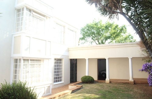 Greater Johannesburg Metropolitan Area House | 4 Bedroom Greek House in Observatory