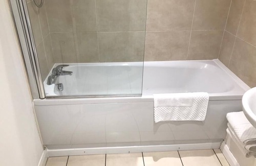Ashton-under-Lyne House | 4 Bedroom Home Tameside, Grt Manchester Sleeps 7