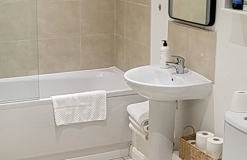 Ashton-under-Lyne House | 4 Bedroom Home Tameside, Grt Manchester Sleeps 7