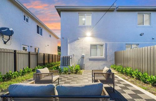 Little Haiti Apartment | 4 Bedroom Holiday Retreat BBQ Marketplace