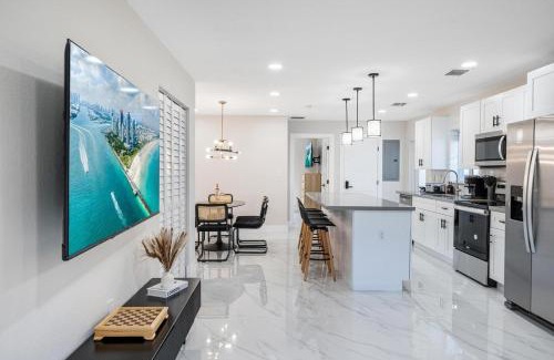 Little Haiti Apartment | 4 Bedroom Holiday Retreat BBQ Marketplace