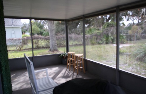 Deltona Lakes House | 4 Bedroom Home 30 min from Daytona with King Size Bed and onsite Laundry room!