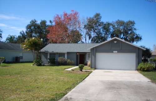Deltona Lakes House | 4 Bedroom Home 30 min from Daytona with King Size Bed and onsite Laundry room!