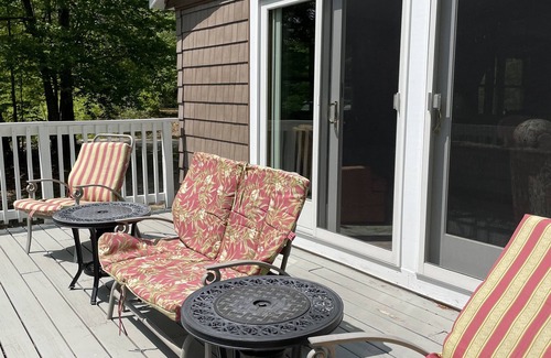 Bridgton House | 4 bedroom home in Bridgton, Maine. 3 min to Pleasant Mtn. 2 min to Moose Pond.