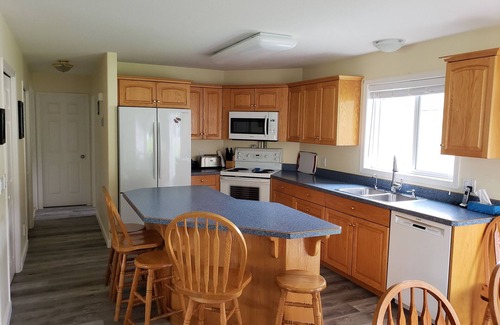 Canoe House | 4 Bedroom Home in the Shuswap, Close to Canoe Beach!