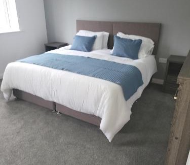 Ashton-under-Lyne House | 4 Bedroom Home Tameside Greater Manchester Sleeps 8