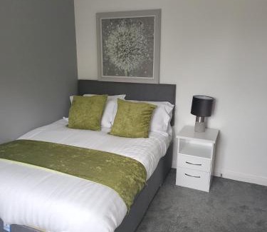 Ashton-under-Lyne House | 4 Bedroom Home Tameside Greater Manchester Sleeps 8