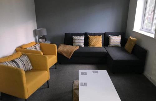 Ashton-under-Lyne House | 4 Bedroom Home Tameside Greater Manchester Sleeps 8