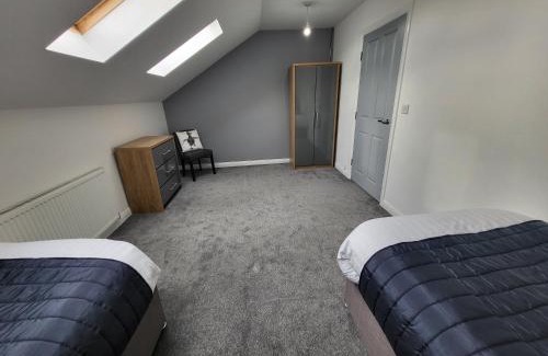 Ashton-under-Lyne House | 4 Bedroom Home Tameside Grt Manchester Sleeps 7