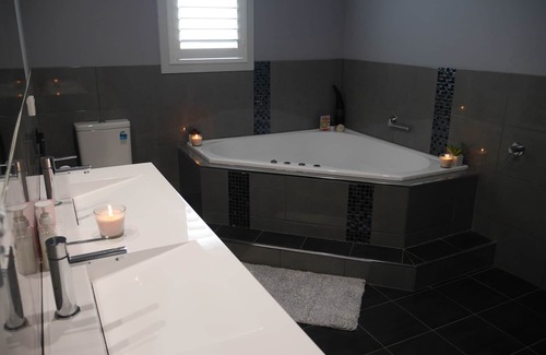 Thirlmere House | 4 Bedroom Home Thirlmere..Walk to NSW Rail Transport Museum