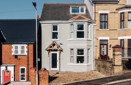 Newport House | 4 bedroom home w/free parking - Tŷ Hapus Newport