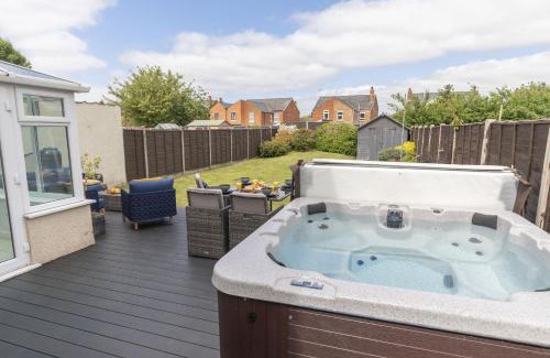 Gloucester House | 4 Bedroom Home with Hot Tub near Gloucester City