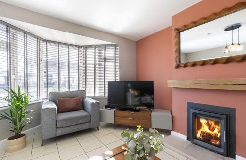 Gloucester House | 4 Bedroom Home with Hot Tub near Gloucester City