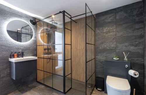 Gloucester House | 4 Bedroom Home with Hot Tub near Gloucester City