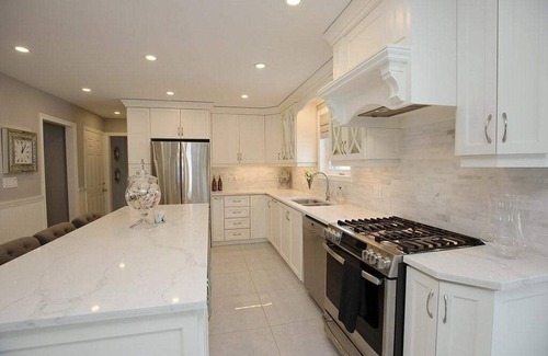 Lincoln House | 4 Bedroom Home with INDOOR Hot Tub and Pool in Wine country-Niagara Benchlands!