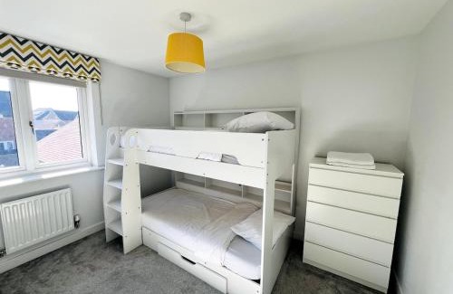 Horley House | 4 Bedroom home with study space